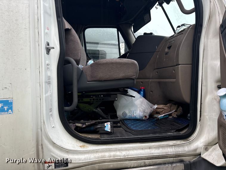 image for item YA1057 2016 Freightliner Cascadia semi truck