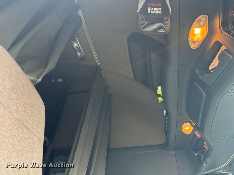 image for item YA1057 2016 Freightliner Cascadia semi truck