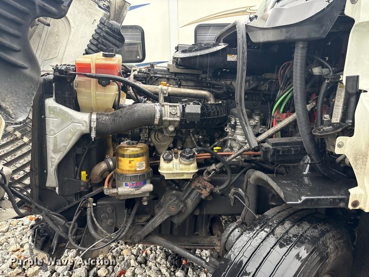 image for item YA1057 2016 Freightliner Cascadia semi truck