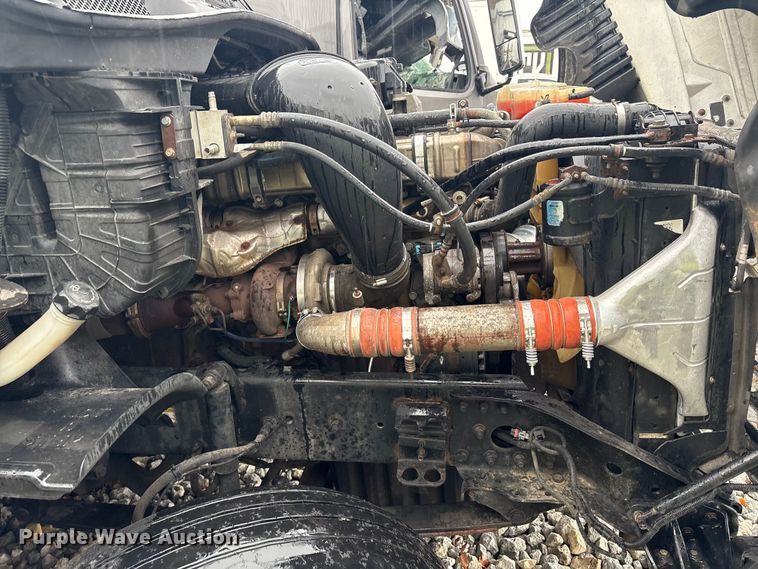 image for item YA1057 2016 Freightliner Cascadia semi truck