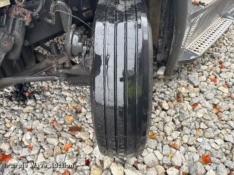 image for item YA1057 2016 Freightliner Cascadia semi truck