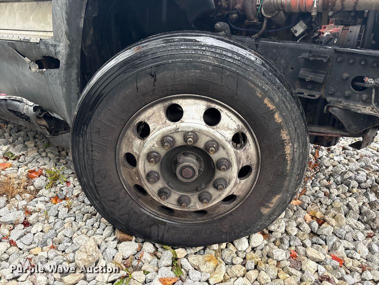 image for item YA1057 2016 Freightliner Cascadia semi truck