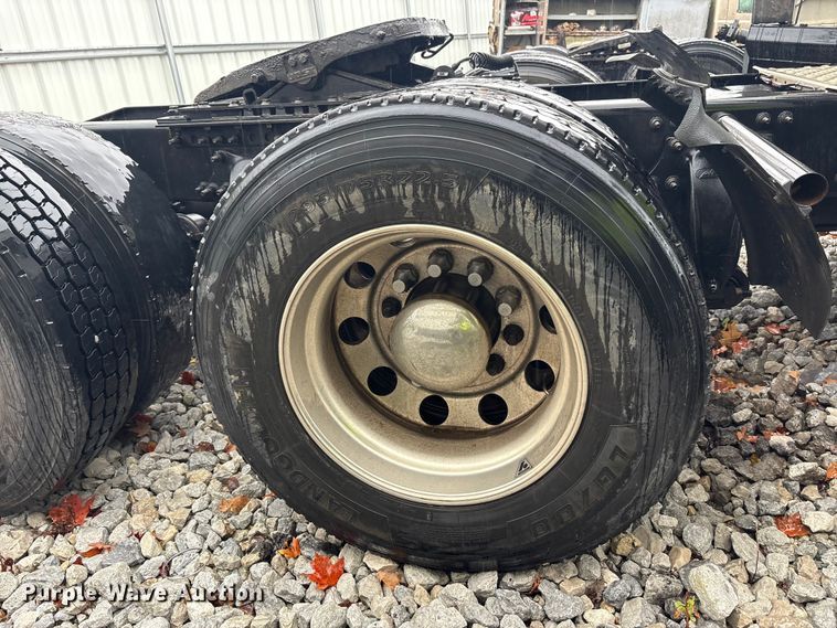 image for item YA1057 2016 Freightliner Cascadia semi truck