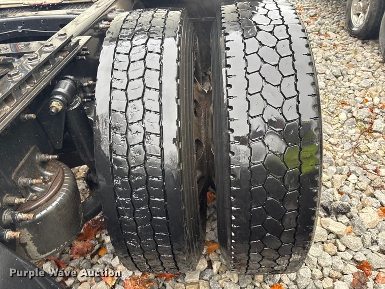 image for item YA1057 2016 Freightliner Cascadia semi truck