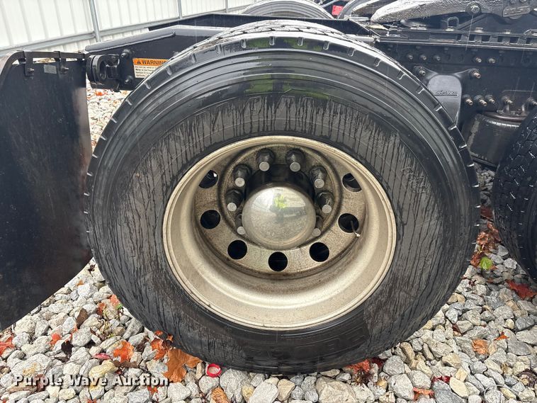 image for item YA1057 2016 Freightliner Cascadia semi truck