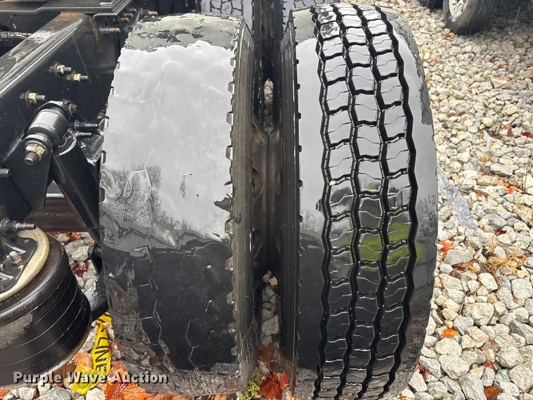 image for item YA1057 2016 Freightliner Cascadia semi truck