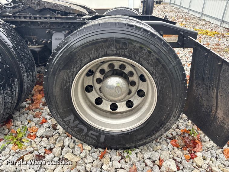 image for item YA1057 2016 Freightliner Cascadia semi truck