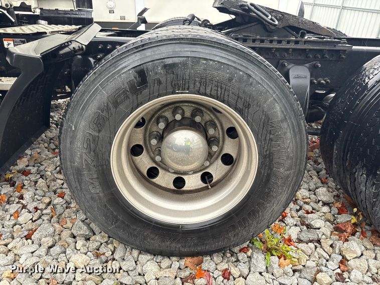 image for item YA1057 2016 Freightliner Cascadia semi truck