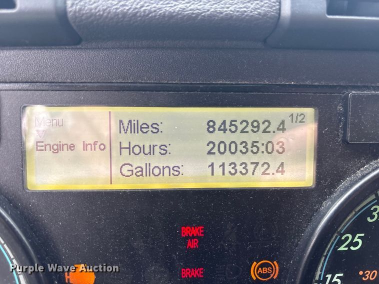 image for item YA1057 2016 Freightliner Cascadia semi truck