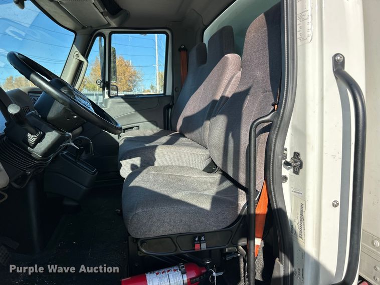 image for item YA1118 2018 International 4300 box truck