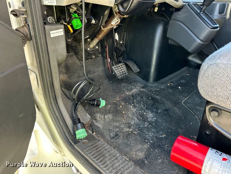 image for item YA1118 2018 International 4300 box truck