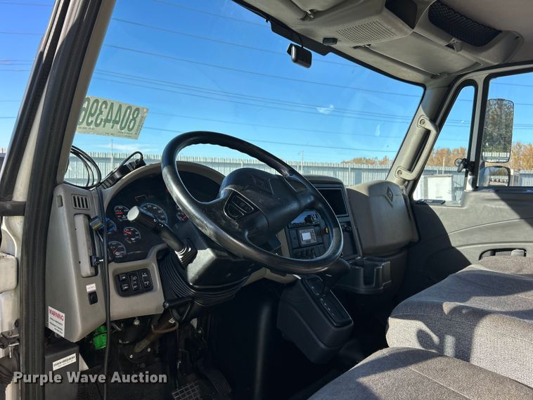 image for item YA1118 2018 International 4300 box truck