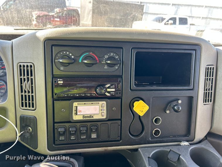 image for item YA1118 2018 International 4300 box truck