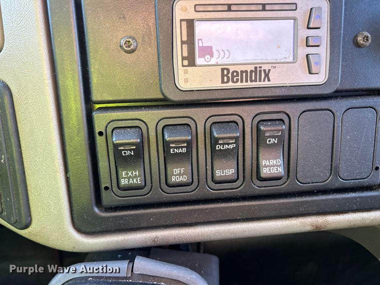 image for item YA1118 2018 International 4300 box truck