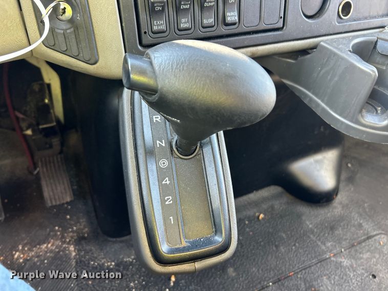 image for item YA1118 2018 International 4300 box truck