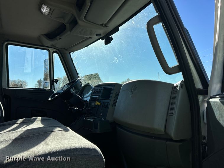 image for item YA1118 2018 International 4300 box truck