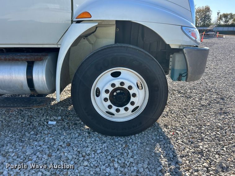 image for item YA1118 2018 International 4300 box truck