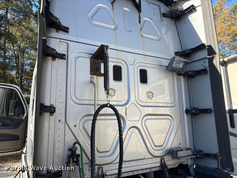 image for item YA1150 2016 Freightliner Cascadia semi truck