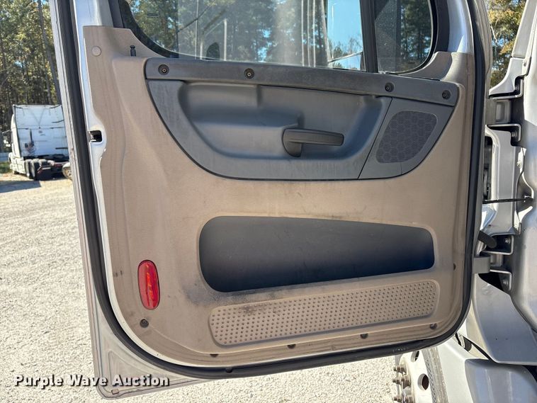 image for item YA1150 2016 Freightliner Cascadia semi truck