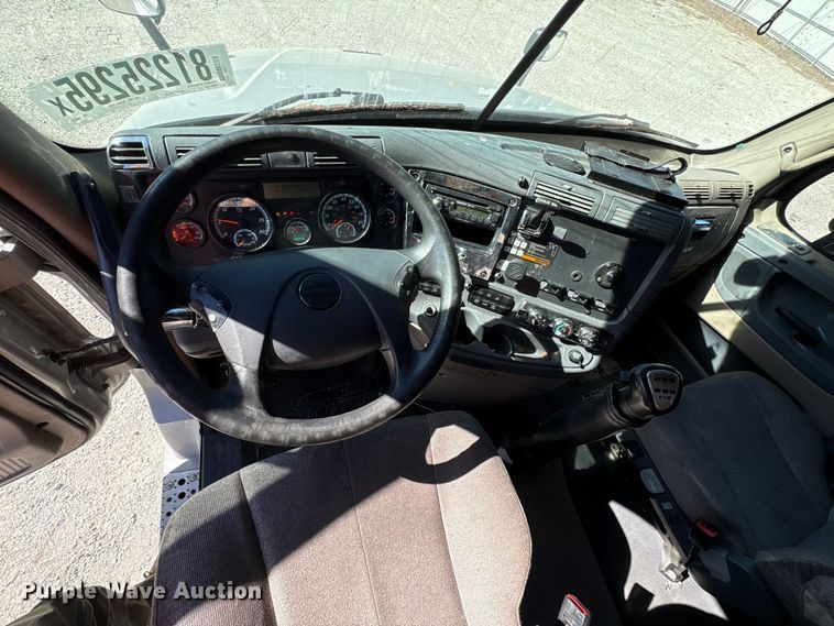 image for item YA1150 2016 Freightliner Cascadia semi truck