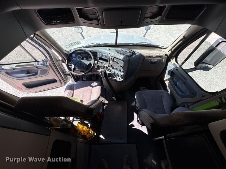 image for item YA1150 2016 Freightliner Cascadia semi truck