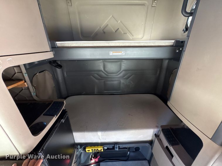 image for item YA1150 2016 Freightliner Cascadia semi truck