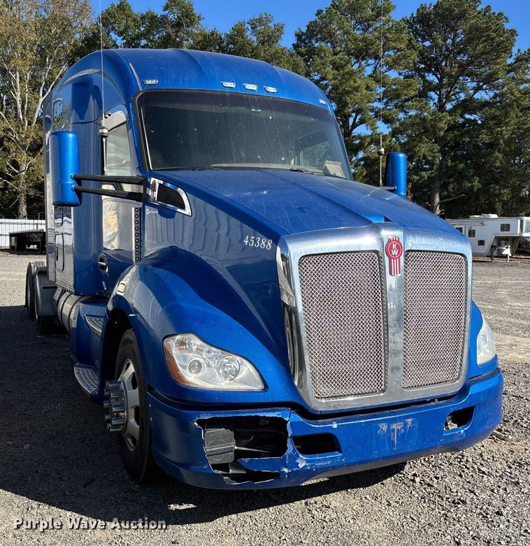 image for item YA1153 2017 Kenworth T680 semi truck