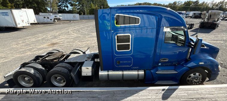 image for item YA1153 2017 Kenworth T680 semi truck