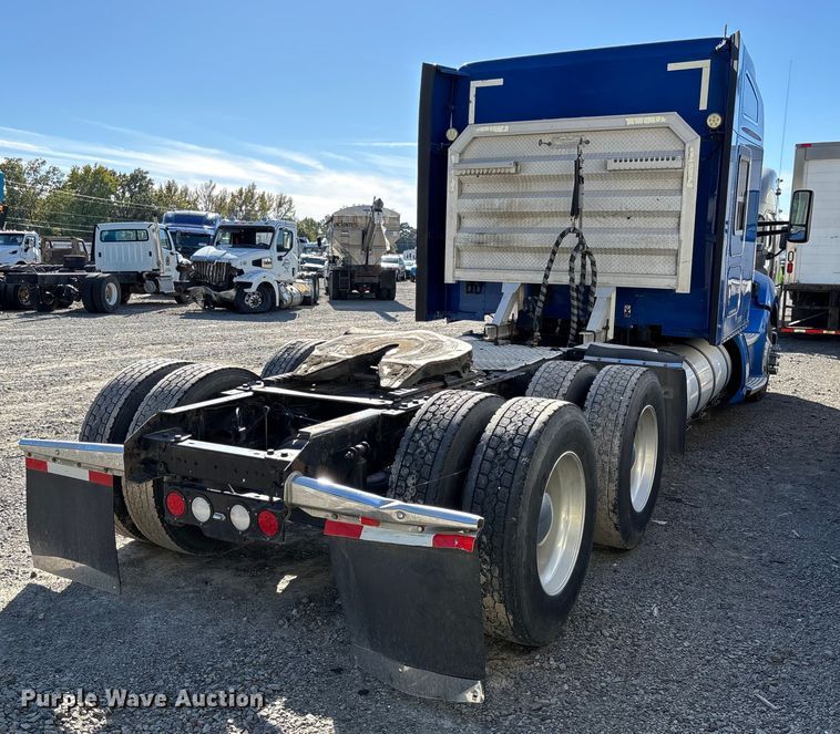 image for item YA1153 2017 Kenworth T680 semi truck