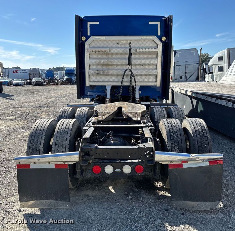 image for item YA1153 2017 Kenworth T680 semi truck