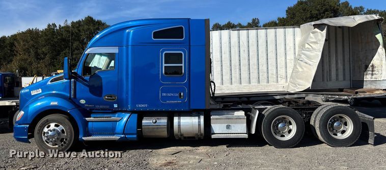 image for item YA1153 2017 Kenworth T680 semi truck