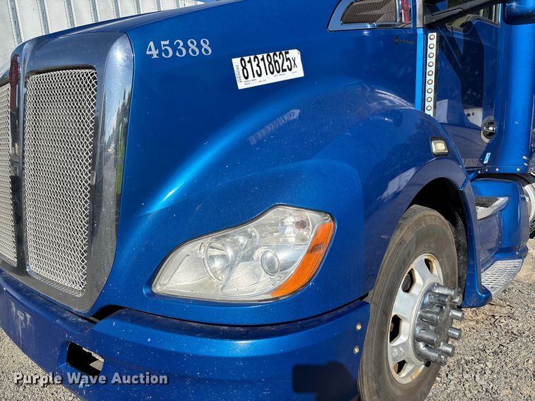 image for item YA1153 2017 Kenworth T680 semi truck
