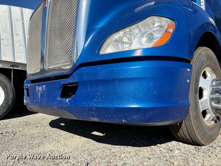 image for item YA1153 2017 Kenworth T680 semi truck