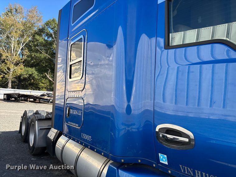 image for item YA1153 2017 Kenworth T680 semi truck