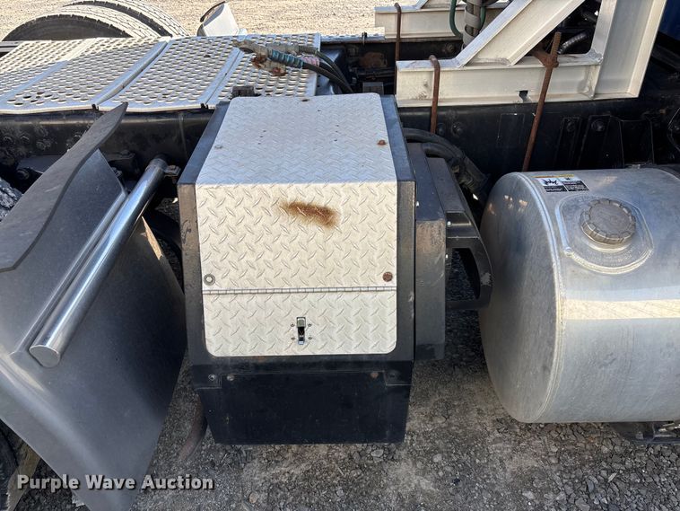 image for item YA1153 2017 Kenworth T680 semi truck