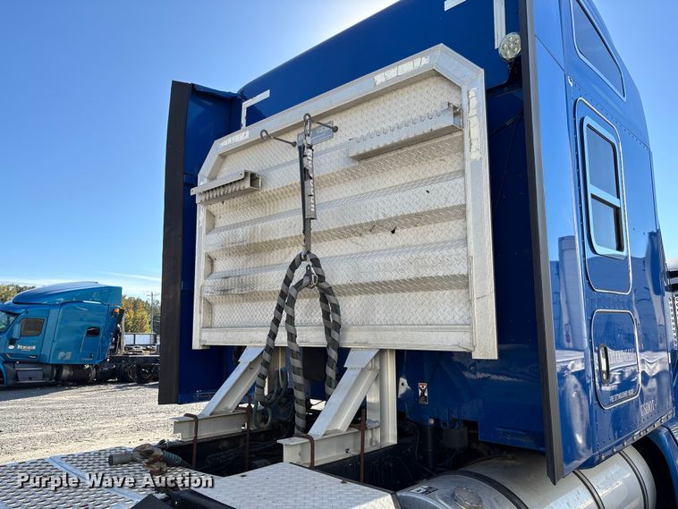 image for item YA1153 2017 Kenworth T680 semi truck
