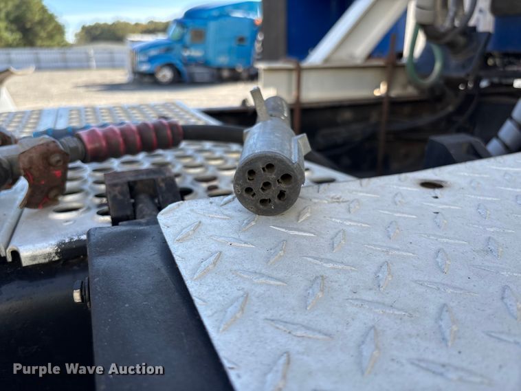 image for item YA1153 2017 Kenworth T680 semi truck