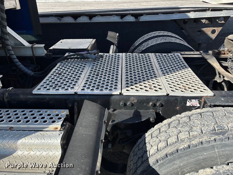 image for item YA1153 2017 Kenworth T680 semi truck