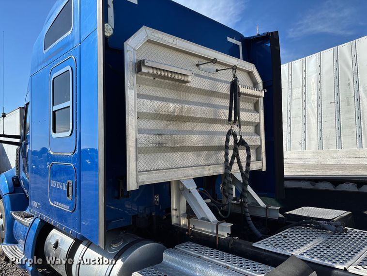 image for item YA1153 2017 Kenworth T680 semi truck