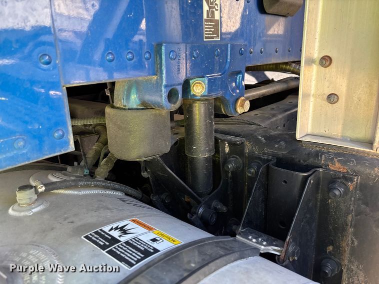 image for item YA1153 2017 Kenworth T680 semi truck