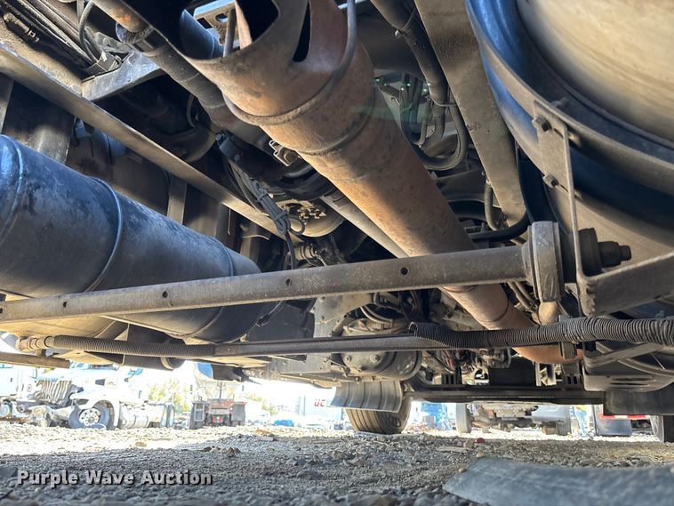 image for item YA1153 2017 Kenworth T680 semi truck