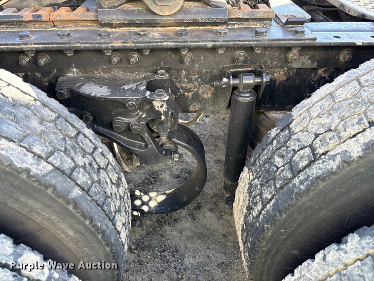 image for item YA1153 2017 Kenworth T680 semi truck