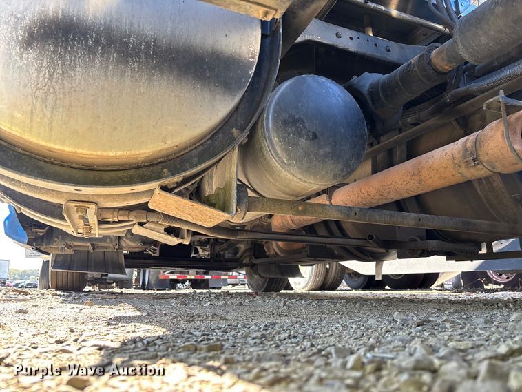 image for item YA1153 2017 Kenworth T680 semi truck