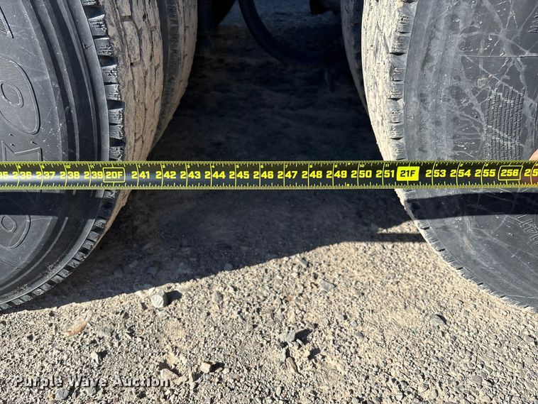 image for item YA1153 2017 Kenworth T680 semi truck