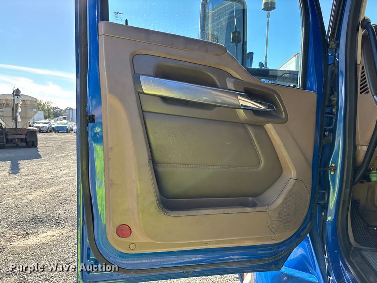 image for item YA1153 2017 Kenworth T680 semi truck