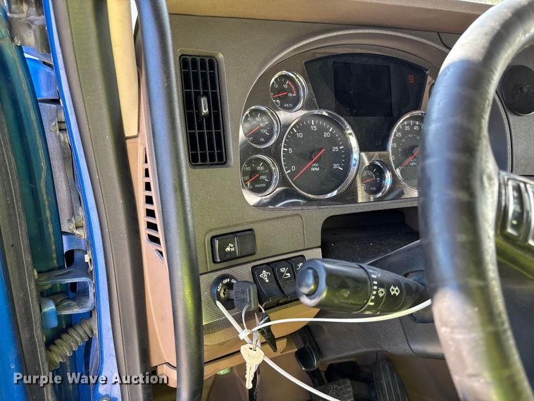 image for item YA1153 2017 Kenworth T680 semi truck