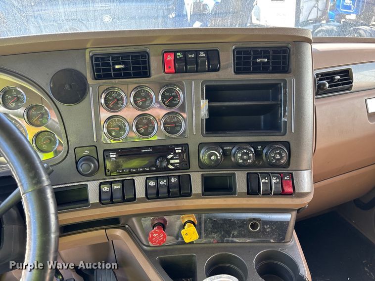 image for item YA1153 2017 Kenworth T680 semi truck