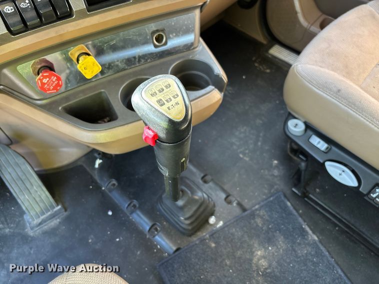 image for item YA1153 2017 Kenworth T680 semi truck