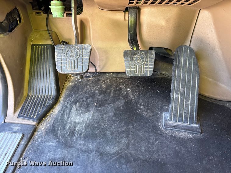 image for item YA1153 2017 Kenworth T680 semi truck