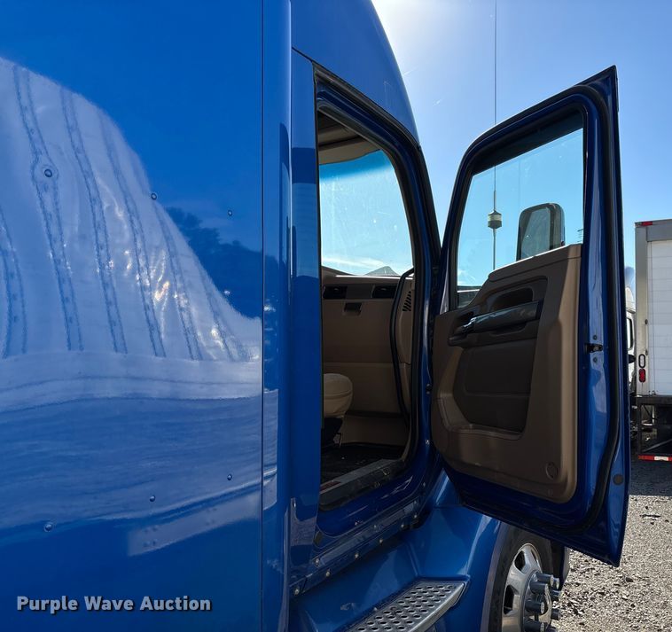 image for item YA1153 2017 Kenworth T680 semi truck